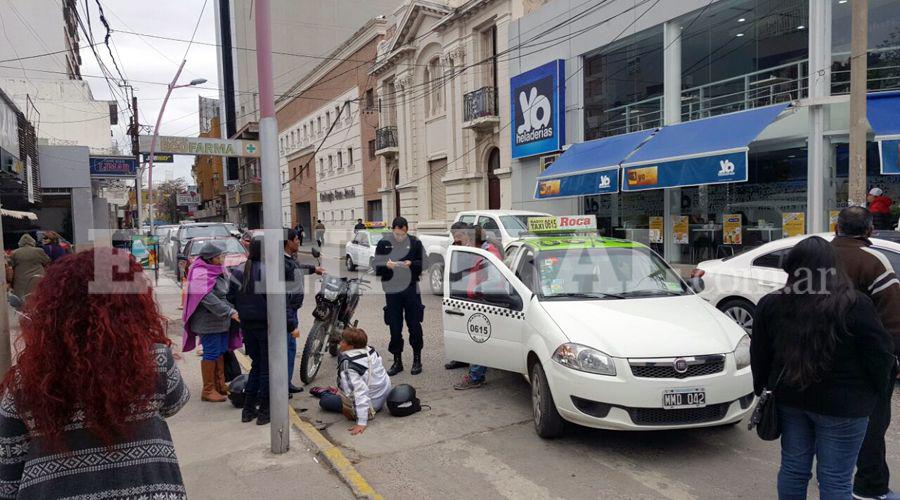Una motociclista herida al chocar con un remiacutes