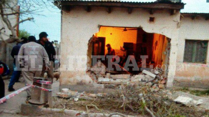 Perdió el control de su camión y terminó dentro de una vivienda