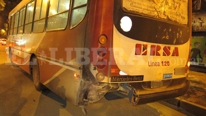 Un colectivo y un automoacutevil fueron protagonistas de un choque