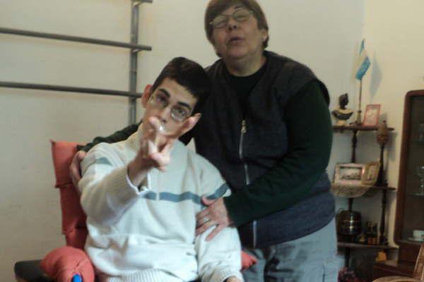 Gracias a Mama Antula Rodrigo pudo conseguir su silla de ruedas