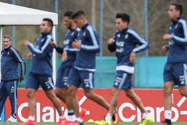 El seleccionado se entrenoacute en Ezeiza y hoy hariacutea una praacutectica de formal fuacutetbol