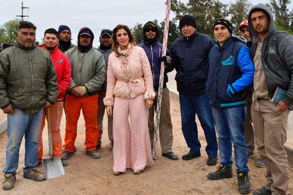 La gobernadora saludoacute a los obreros a cargo de la ruta 89