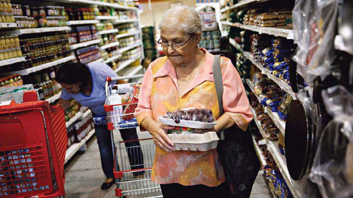 Preveacuten maacutes caiacuteda en la inflacioacuten pero la suba de precios auacuten marca la agenda diaria de la gente