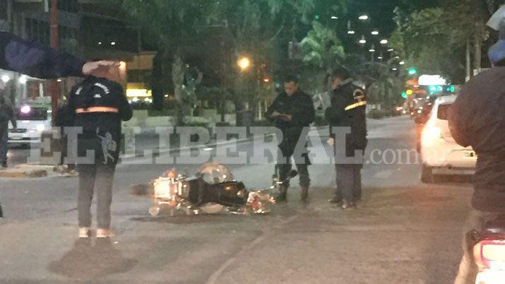 Motociclistas heridos al chocar con un automóvil