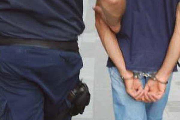 Adolescente bandentildeo caminaba por el centro con  un arma blanca