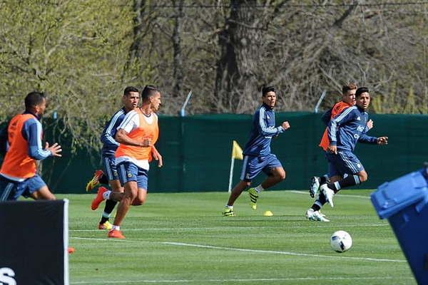 Gaitaacuten y Banega se perfilan para jugar por Messi y Dybala 