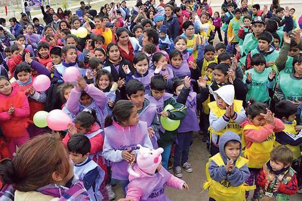 Maacutes de 300 chicos festejaron su diacutea con una gran fiesta en el barrio Central Argentino Ampliacioacuten 