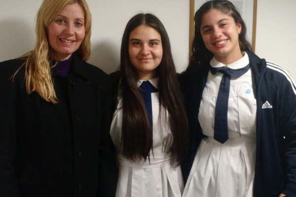 Santiaguentildeas participan de las Olimpiacuteadas de Ciencias Junio