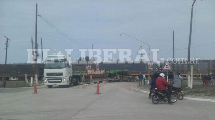 Tren carguero chocoacute a un camioacuten en Forres