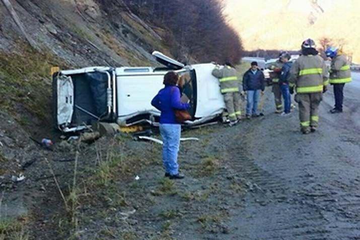 El chofer habría decidido dar contra el cerro antes de caer al precipicio Foto archivo