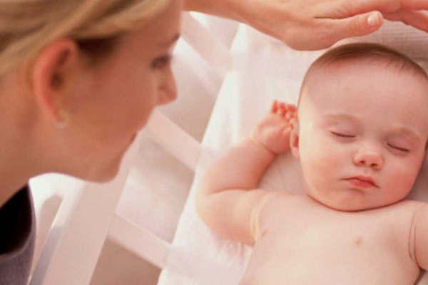 Quieacutenes son los nintildeos en riesgo por el siacutendrome de muerte suacutebita del lactante y coacutemo prevenirlo 