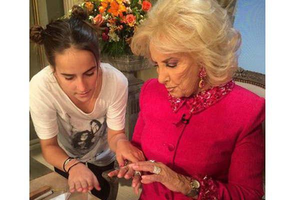 Aacutembar la hija de Juana Viale visitoacute a Mirtha en la tele