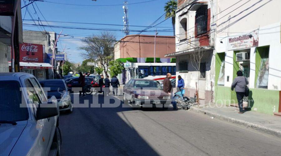 Un herido al chocar un auto y una moto