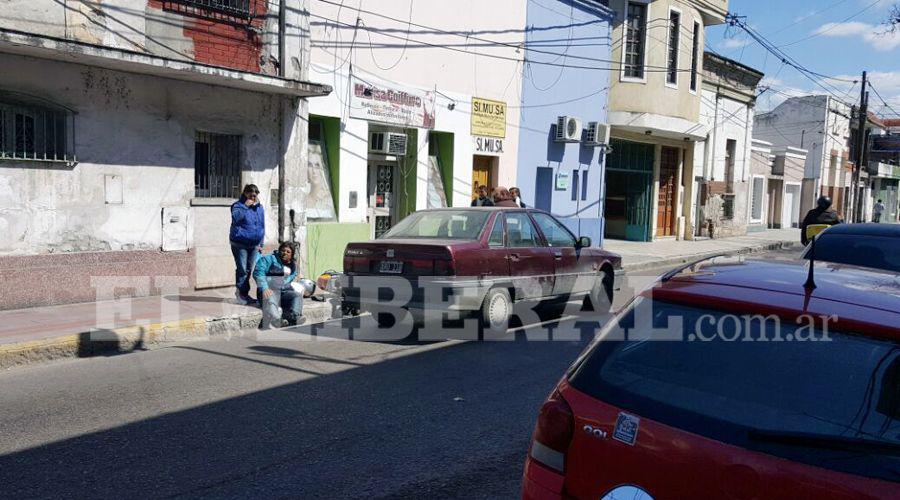 Un herido al chocar un auto y una moto