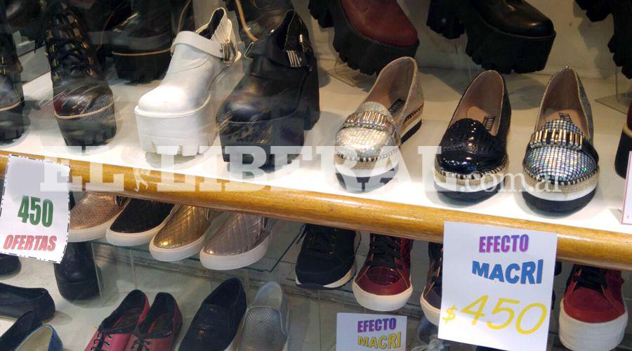 Comerciantes santiaguentildeos buscan mejorar las ventas ante la crisis econoacutemica