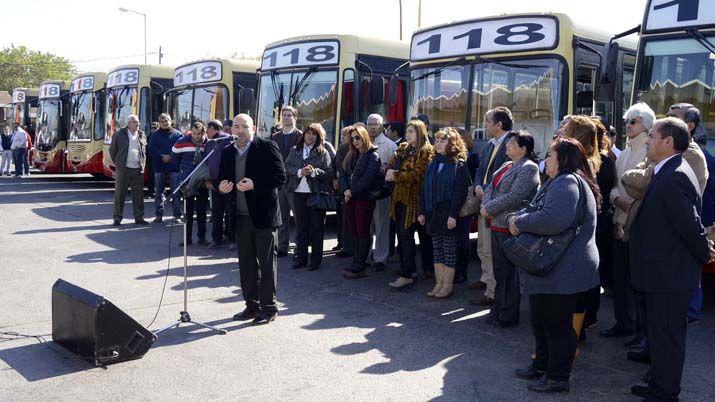 Presentaron las nuevas unidades de las liacuteneas 2 y 3 de colectivos