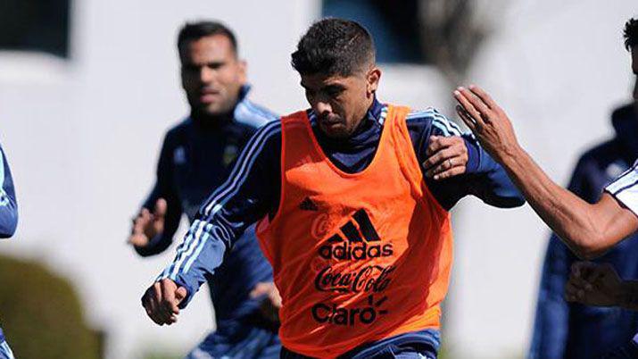 Messi le prestar su camiseta a Banega