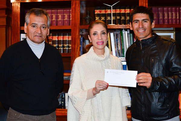 La gobernadora otorgoacute aporte a institucioacuten pintentildea para una obra