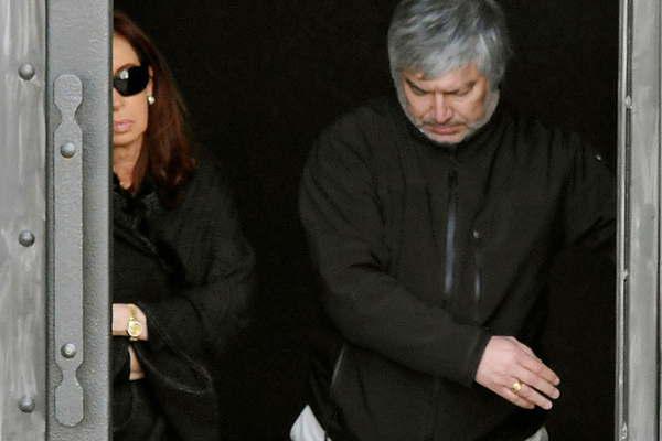 Fiscales insisten con indagar a Cristina Kirchner y Baacuteez