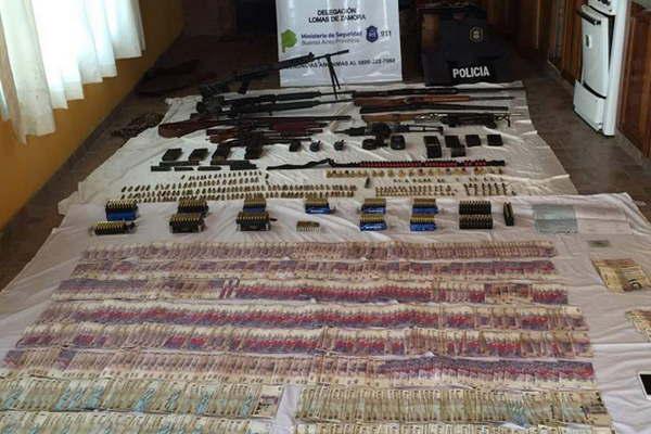 Secuestraron 16000 dosis de cocaiacutena un arsenal y una pitoacuten