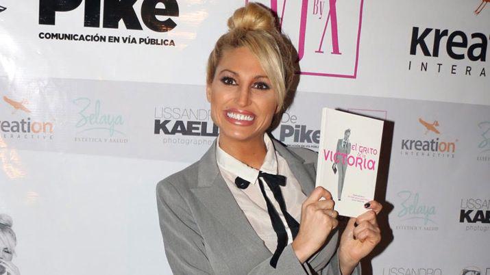 Vicky Xipolitakis vende su libro a 650 pesos y generoacute poleacutemica