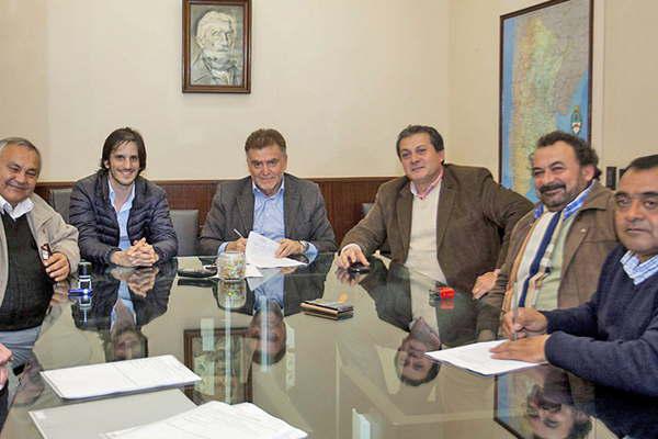 Nacioacuten construiraacute viviendas y garantizaraacute el acceso al agua potable para cuatro comunas de Santiago