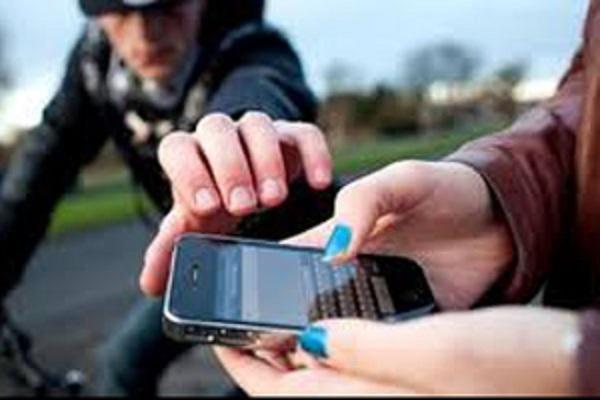 Insoacutelito- arrebatoacute un celular y se olvidoacute la moto al huir
