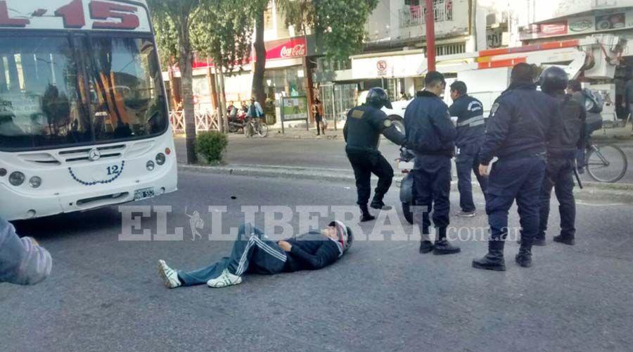 Un motociclista derrapoacute en plena Belgrano y sufrioacute heridas en una pierna