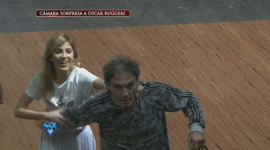 La caacutemara oculta a Oscar Ruggeri que casi termina a las pintildeas
