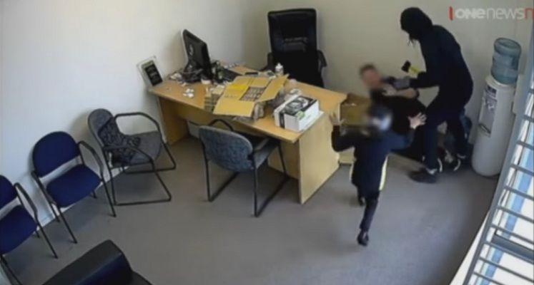 Nintildea de seis antildeos enfrenta a un ladroacuten armado con un hacha