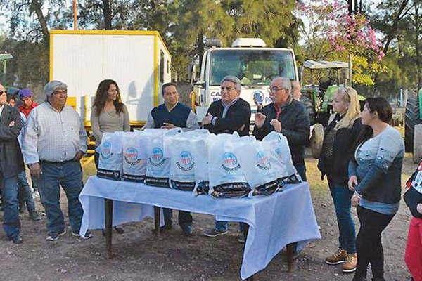 Entregan elementos deportivos a clubes del Dpto Riacuteo Hondo