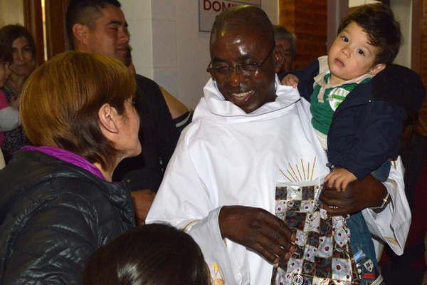 El padre Gilbert celebroacute sus 15 antildeos de sacerdocio con una misa en accioacuten de gracias