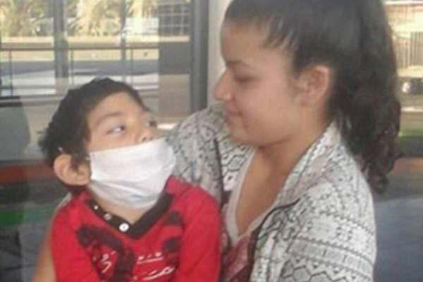 Regresoacute el pequentildeo Exequiel de China donde recibioacute un tratamiento de ceacutelulas madre