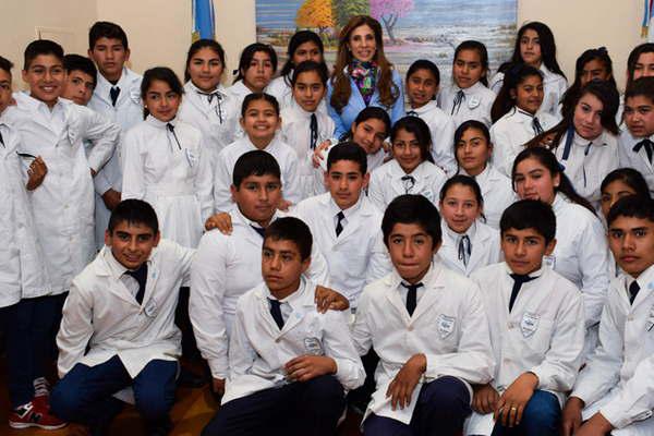 La gobernadora compartioacute con  alumnos de Banda y Salavina