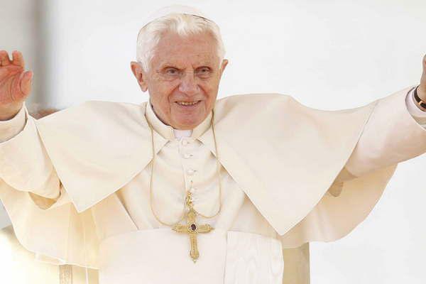 Benedicto XVI elogioacute a Francisco y admitioacute  que la Iglesia Catoacutelica necesita hacer cambios