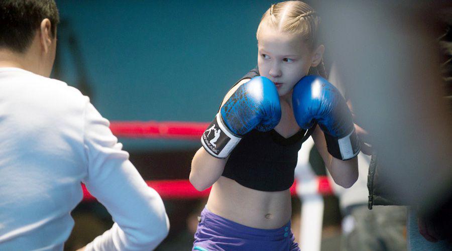 La nintildea que puede romper aacuterboles con sus puntildeos