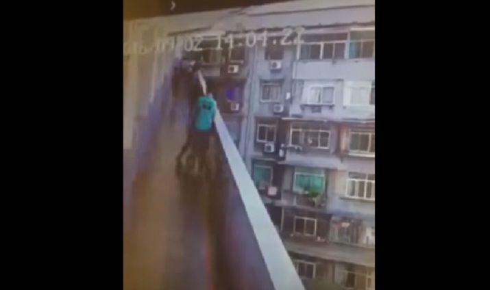 Video- Nintildea se arroja por un balcoacuten tras pelear con otra por un chico