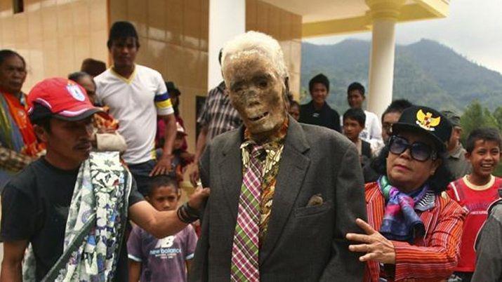 Video- La tribu que desentierra a sus muertos para fotografiarse con ellos