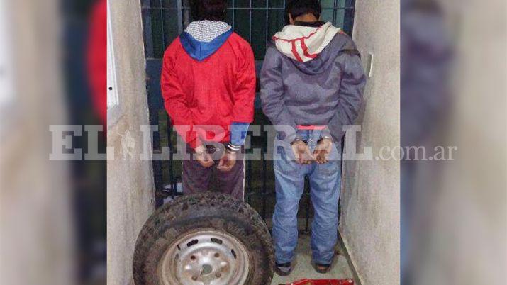 Padre con su hijo robaron una rueda pero terminaron detenidos