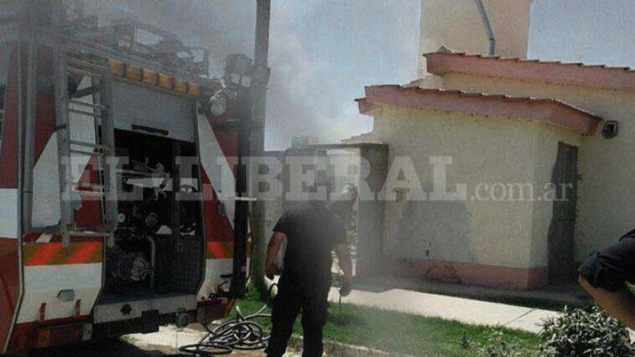 Barrio Juramento- bomberos luchan para apagar un incendio en una casa