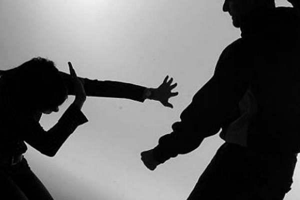 Le quitoacute el celular a su novia por celos y la atacoacute a trompadas