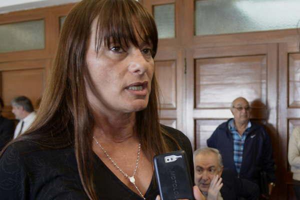 Acusan a un peoacuten de enamorar a una adolescente de 15