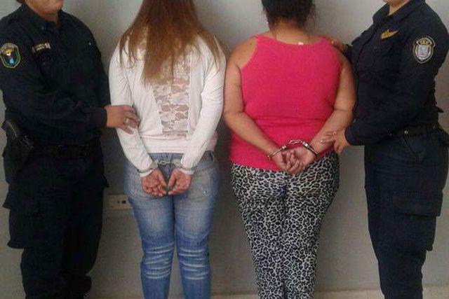 Detienen a dos joacutevenes y una menor por el robo de un celular