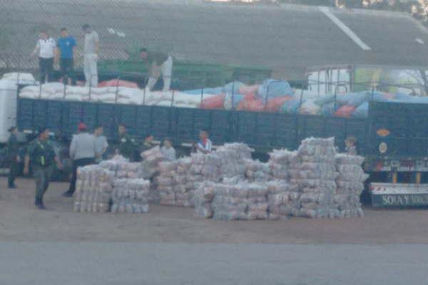 Secuestran alimentos valuados  en 2000000 que llevaba de contrabando un camioacuten en la R 34