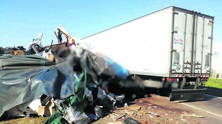 Choque frontal de camiones se cobroacute la vida de un santiaguentildeo