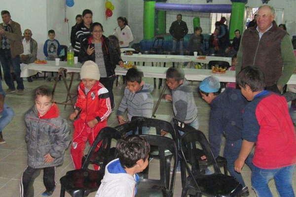 Homenajearon a los nintildeos de la pequentildea localidad de Argentina