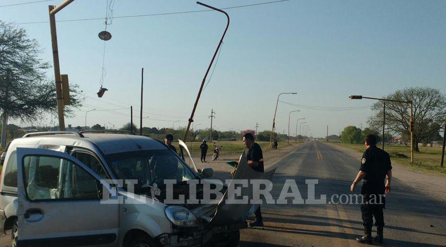 Friacuteas- un hombre se salvoacute de milagro tras estrellarse contra un semaacuteforo