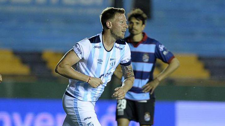 Atleacutetico Tucumaacuten le ganoacute a Arsenal y es liacuteder