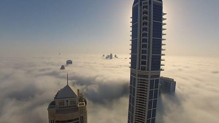 El salto desde un rascacielos con nula visibilidad