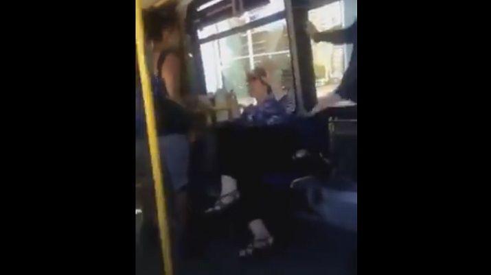 Noqueoacute a una anciana que habiacutea escupido a su marido discapacitado